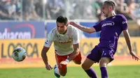 Striker Juventus, Cristiano Ronaldo, berebut bola dengan gelandang Fiorentina, Franck Ribery, pada laga Serie A di Stadion Artemio Franchi, Florence, Sabtu (14/9). Kedua klub bermain imbang 0-0. (AFP/Vincenzo Pinto)