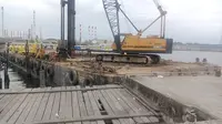 Kapal Ponton yang diduga menabrak kapal kayu nelayan di kawasan Perairan Balikpapan Barat RT 09 Jalan Telaga Mas Kelurahan Baru Tengah. (Liputan6.com/Istimewa)