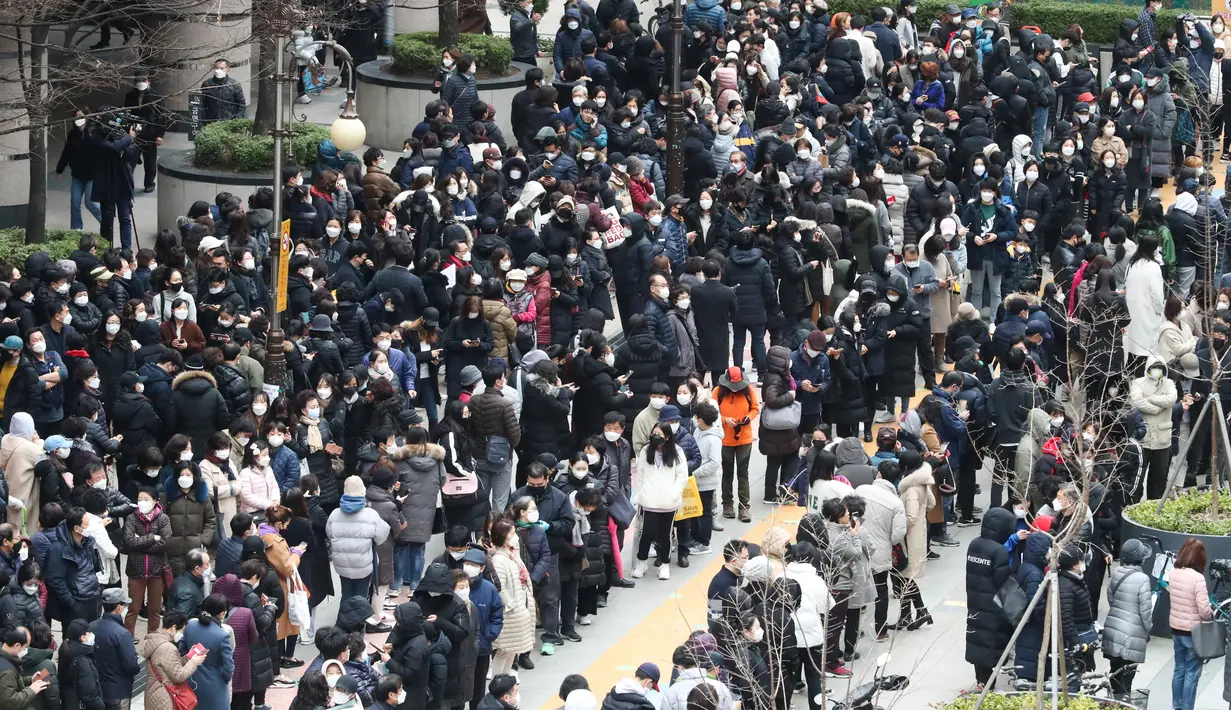 Orang-orang mengantre untuk membeli masker pelindung dari sebuah department store di Seoul, Jumat (28/2/2020). Presiden Moon Jae-in sejak akhir pekan lalu menyatakan Korea Selatan siaga satu corona dan meminta semua warga menghindari acara yang dihadiri banyak orang. (YONHAP/AFP)