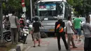 Sejumlah warga menyaksikan evakuasi sepeda motor yang tertabrak Bus Transjakarta di kawasan permata hijau, Jakarta, Jumat (27/3/2015). Sejumlah warga sedang melakukan evakuasi speda motor yang berada di dalam bus transjakarta. (Liputan6.com/Johan Tallo)