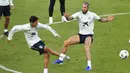 Bek Timnas Spanyol, Sergio Ramos, berebut bola dengan Jesus Navas, saat sesi latihan jelang laga UEFA Nations League di Stuttgart, Jerman, Rabu (2/8/2020). Spanyol akan berhadapan dengan Jerman. (AFP/Thomas Kienzle)