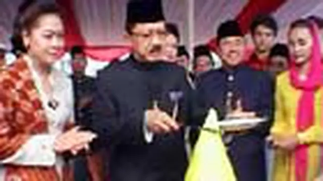 Gubernur Jakarta Fauzi Bowo memimpin upacara Hari Jadi Jakarta yang ke-483 dengan menggunakan pakaian adat khas Betawi di Monas.
