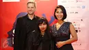 Sutradara Prancis Bastian Meiressonne, penulis sekaligus aktris Rain Chudori dan aktris Tara Basro (ki-ka) berfoto dalam acara pembukaan dan pemutaran film Festival Sinema Perancis 2015 di Plaza Indonesia, Jakarta, (3/12). (Liputan6.com/Immanuel Antonius)