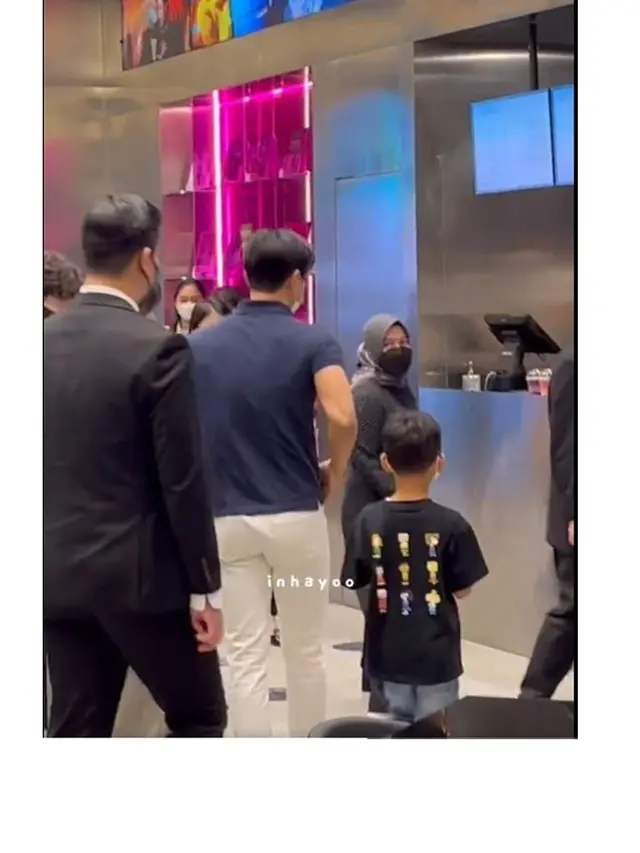 9 Momen Siwon Super Junior Kunjungi Kwangya Store Jakarta, Sempat Jajanin Anak Kecil