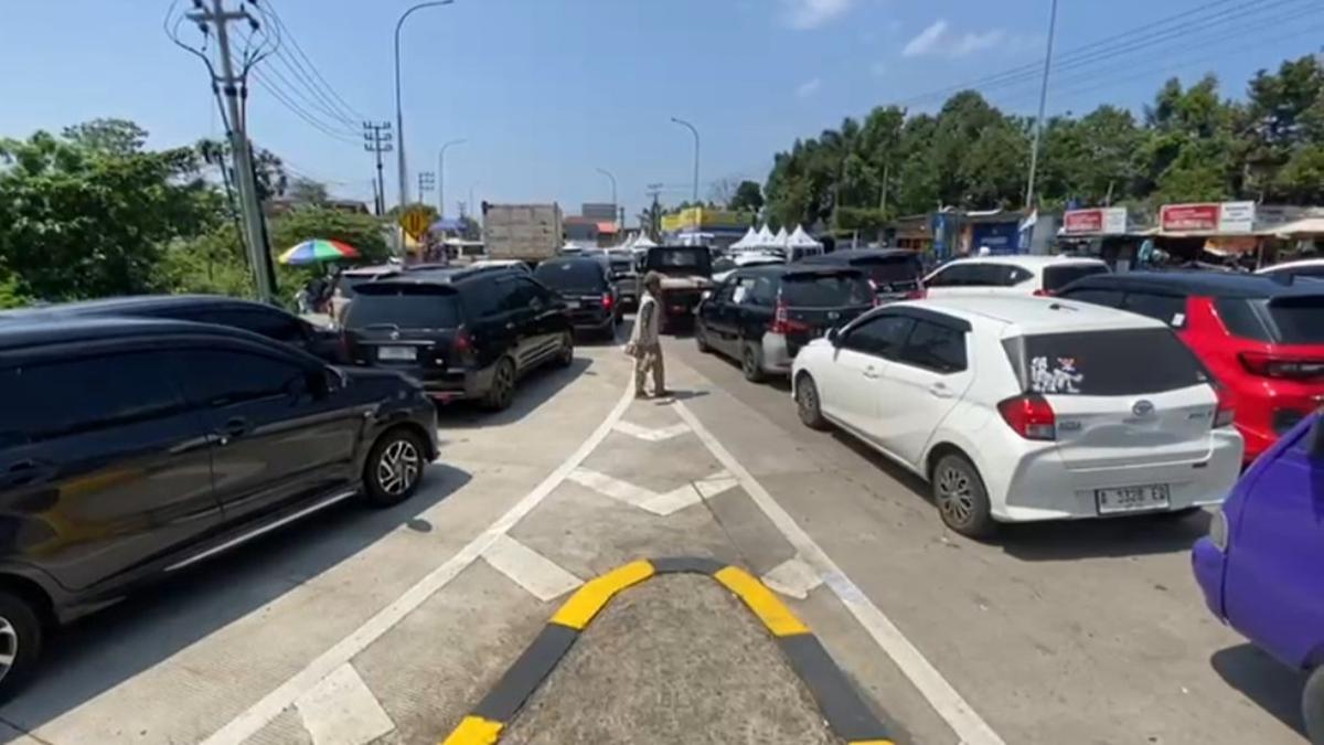 Volume Kendaraan di Tol Bocimi Melonjak Tajam saat Libur Panjang, Kemacetan Mengular hingga Jalur Arteri
