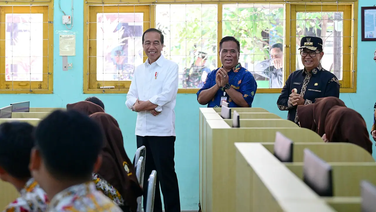 Presiden Joko Widodo atau Jokowi melakukan kunjungan ke SMK Negeri 1 (SMKN 1) Tanah Grogot, Kabupaten Paser, Kalimantan Timur (Kaltim).