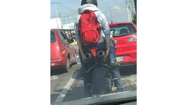 6 Tingkah Nyeleneh Orang Bonceng di Motor Ini Bikin Senyum