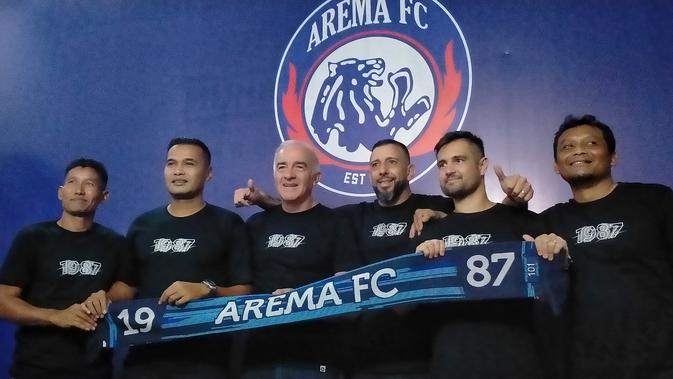 Tim pelatih Arema FC musim 2020 (dari kiri ke kanan), Singgih Pitono, Charis Yulianto, Mario Gomez, Marcos Gonzales, Felipe Americo, dan Kuncoro. (Bola.com/Iwan Setiawan)