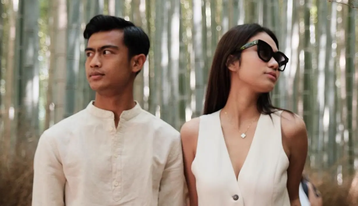 Potret Pratama tampil serasi bersama Azizah saat menjalani pemotretan. Keduanya tampil mengenakan busana couple bernuansa broken white. [Instagram/@pratamaarhan8 ]