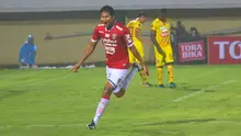 Abdul Rahman mengakui belum solidnya komunikasi antarlini membuat lini belakang Bali United rapuh. (Bola.com/Muhammad Qomarudin)