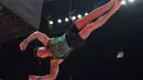 Kejuaraan Dunia Senam Artistik 2025 diikuti atlet senam ternama dunia. Tercatat ada empat peraih medali emas Olimpiade 2024 yang berlaga di Indonesia Arena yakni Daiki Hashimoto (Jepang), Carlos Yulo (Filipina), Zou Jingyuan (Tiongkok), dan Kayla Nemour (Aljazair). Tampak dalam foto, Diogo Soares dari Brasil berkompetisi di lompatan kuda saat Kejuaraan Dunia Senam Artistik ke-53 di Jakarta, Minggu 19 Oktober 2025. (AP Photo/Dita Alangkara)