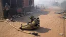 Petugas pemadam kebakaran beristirahat saat memadamkan api di Santa Ana, Asuncion, Paraguay, Kamis (19/8/2021). Api yang membakar kawasan pemukiman warga berpenghasilan rendah itu bermula dari orang-orang yang membakar sampah kemudian menjalar dan menghancurkan selusin rumah. (AP Photo/Jorge Saenz)