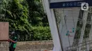 Suasana pintu masuk Stasiun MRT Setiabudi yang tutup, Jakarta, Senin (27/4/2020). PT MRT Jakarta Kembali menutup dua stasiun MRT yang merupakan lanjutan dari penutupan lima stasiun sebelumnya guna mendukung penerapan Pembatasan Sosial Berskala Besar (PSBB) Jakarta. (Liputan6.com/Faizal Fanani)