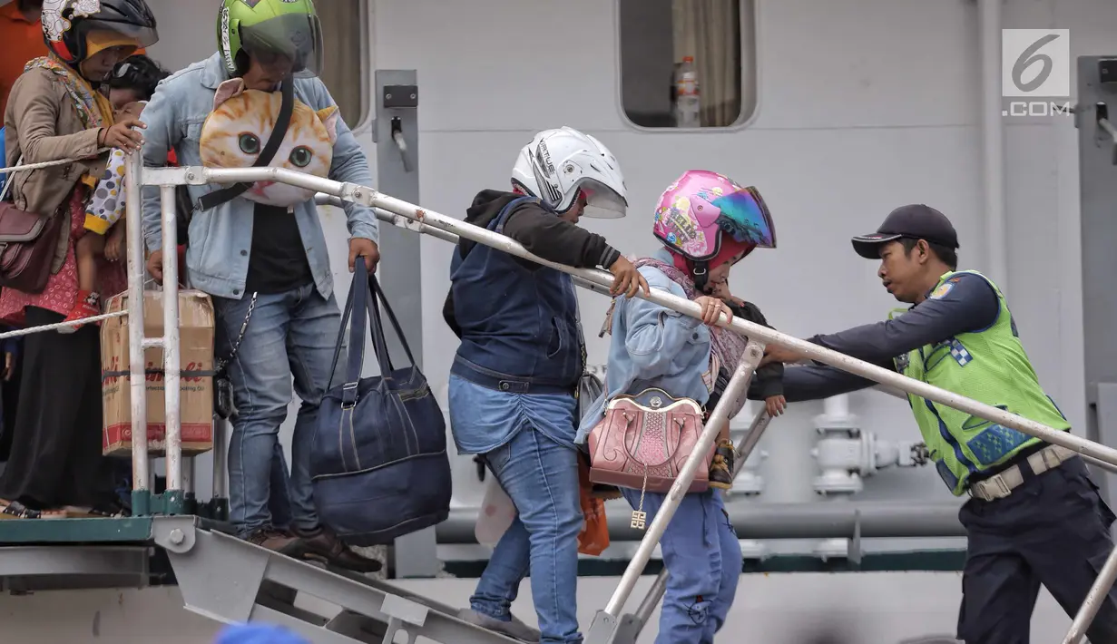 Petugas membantu pemudik motor gratis turun dari kapal Perintis KM. Sabuk Nusatara di Pelabuhan Tanjung Priok, Jakarta, Rabu (20/6). Puncak arus balik pemudik di Pelabuhan tersebut diperkirakan akan terjadi H+7 Lebaran. (Liputan6.com/Faizal Fanani)