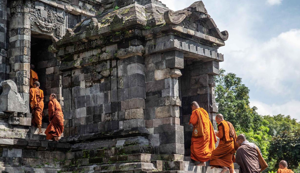 Para biksu Buddha mengunjungi Candi Sewu, bagian dari Kompleks Candi Prambanan yang termasuk dalam Situs Warisan Dunia UNESCO, saat mereka berpartisipasi dalam perjalanan spiritual Indonesia Walk of Peace (IWOP 2026) di Klaten, Jawa Tengah, pada Jumat 29 Mei 2026. Mereka berjalan sejauh 660 kilometer selama 20 hari dari Pulau Bali ke Candi Borobudur di Magelang, Jawa Tengah, untuk merayakan Hari Waisak. (DEVI RAHMAN/AFP)