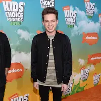 Charlie Puth lahir  2 Desember 1991, ia adalah seorang penyanyi asal New Jersey, Amerika Serikat. Nama Charlie Puth kian terkenal setelah ia menjajal bakat kreatifitas menyanyi di youtube. (AFP/Bintang.com)