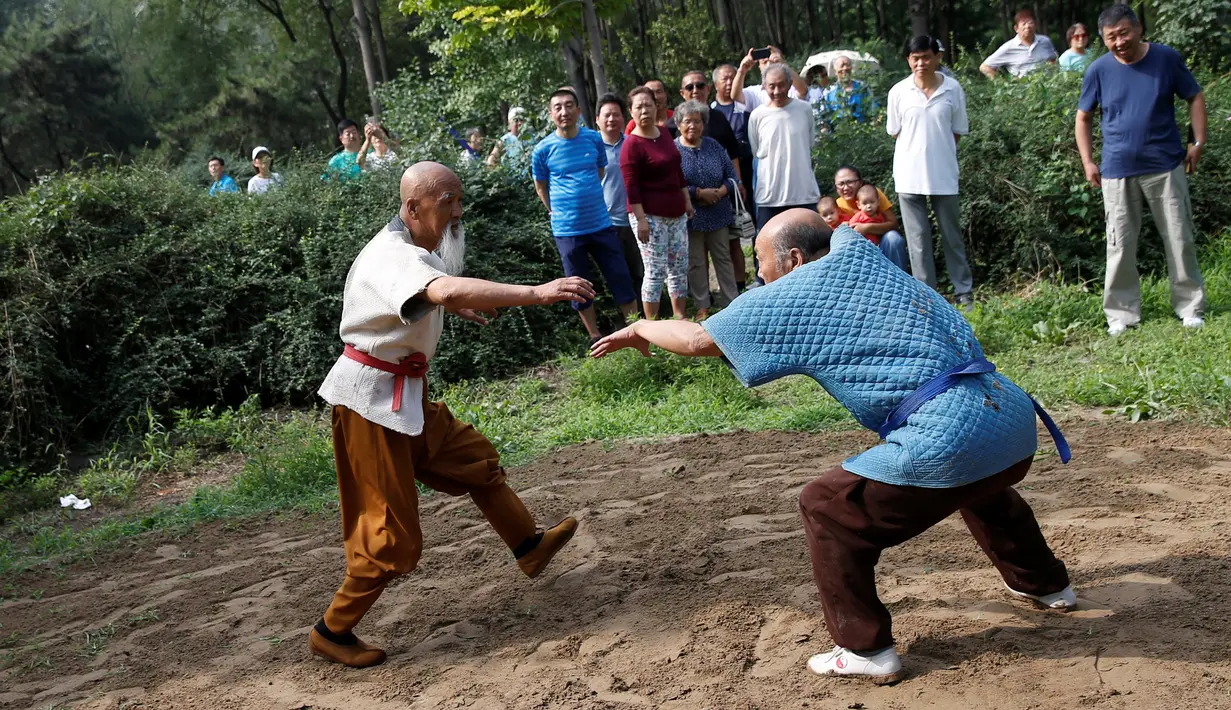 Master kungfu Li Liangui mempraktekan jurus kungfunya saat berlatih bersama rekannya di sebuah taman di Beijing, China, pada 30 Juni 2016. Selama 50 tahun, Li Liangui telah mendalami ilmu seni bela ini. (REUTERS/Kim Kyung-Hoon)