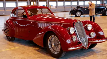 Mobil Alfa Romeo 8C 2900B tahun 1939 dipamerkan di hanggar Orly, Paris, Senin (26/11). Mobil yang akan dilelang pada acara Retromobile, 8 Februari 2019 ditaksir dengan nilai 16-22 miliar Euro atau sekitar 250-350 miliar Rupiah. (Francois Guillot / AFP)