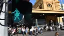 Lampu lalulintas bertanda perempuan menyala saat peringatan hari perempuan Internasional di Swanston Street dekat Stasiun Flinders Street, Melbourne, Australia, Rabu (8/3). Hal ini terkait peringatan Hari Perempuan Internasional. (AFP Photo / Paul Crock)