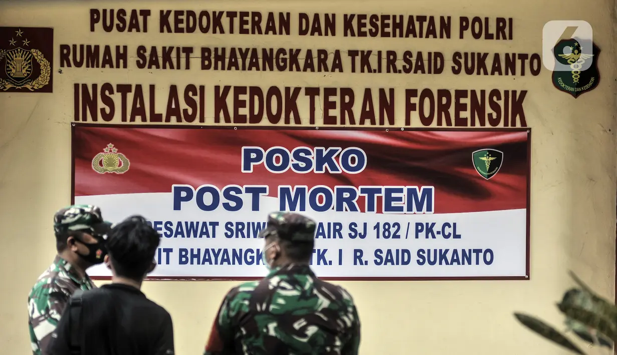 Suasana penjagaan di depan kamar forensik RS Polri Sukanto, Jakarta, Minggu (1/10/2021). RS Polri menerima tiga kantong jenazah berisi serpihan pesawat Sriwijaya Air SJ 182 dan diduga tubuh korban untuk diidentifikasi. (merdeka.com/Iqbal S. Nugroho)