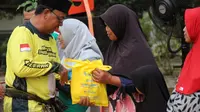 Gubernur Kalimantan Selatan (Kalsel) Sahbirin Noor membagikan bantuan kepada masyarakat di Desa Kuala Lupak, Kabupaten Barito Kuala, pada Jumat (4/8)/Istimewa.