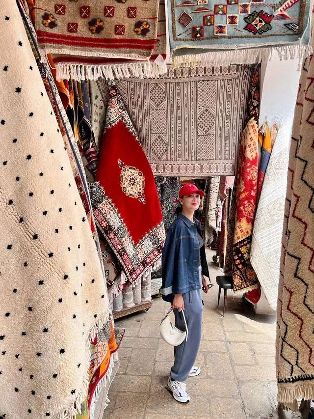 Model Gaya Casual ala Luna Maya yang Cocok untuk Usia 40an/Instagram @lunamaya