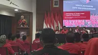 Mantan Gubernur Jateng Ganjar Pranowo berpidato di acara penutupan pembekalan kepala daerah PDIP. (Liputan6.com/Ady Anugrahadi)