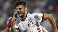 Pemain AC Milan, Patrick Cutrone merayakan golnya ke gawang FC Crotone pada lanjutan Serie A di Ezio Scida Stadium, (20/8/2017). Milan menang 3-0. (AFP/ Carlo Hermann)