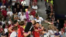 Kiper Inggris, Joe Hart, menghalau bola serangan pemain Slovakia pada laga terakhir Grup B Piala Eropa 2016 di Stade Geoffroy-Guichard, Saint-Etienne, Selasa (21/6/2016) dini hari WIB. (AFP/Jeff Pachoud)