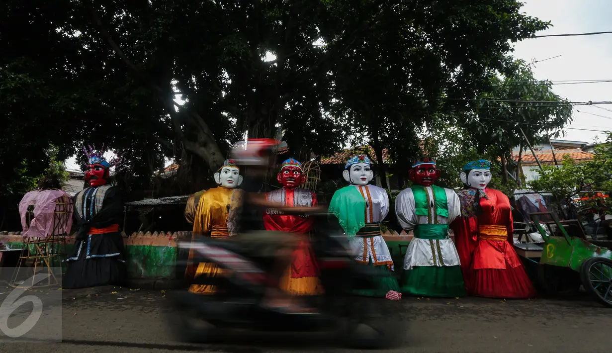 Boneka ondel-ondel yang telah selesai dibuat di kawasan Kramat, Kamis (26/1). Ondel-ondel merupakan hasil dari kebudayaan Betawi yang berupa boneka besar yang tingginya mencapai sekitar ± 2,5 m dengan garis tengah ± 80 cm. (Liputan6.com/Faizal Fanani)