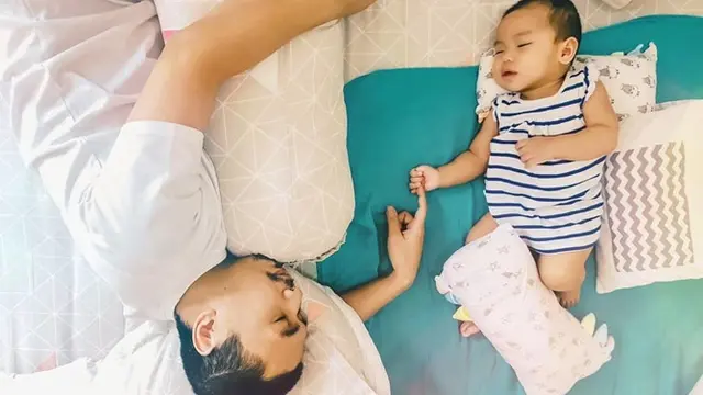 Ayah Idaman, Ini 6 Potret Seleb Ketiduran Bareng Buah Hati