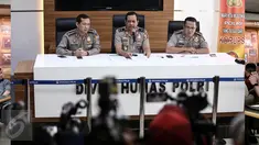 Kabagpenum Polri Brigjen Rikwanto memberi keterangan pers terkait penangkapan terduga teroris Jatiluhur di Jakarta, Senin (26/12). Tim Densus 88 menyergap 4 teroris 2 pelaku ditembak mati dan 2 pelaku ditangkap hidup-hidup. (Liputan6.com/Faizal Fanani)