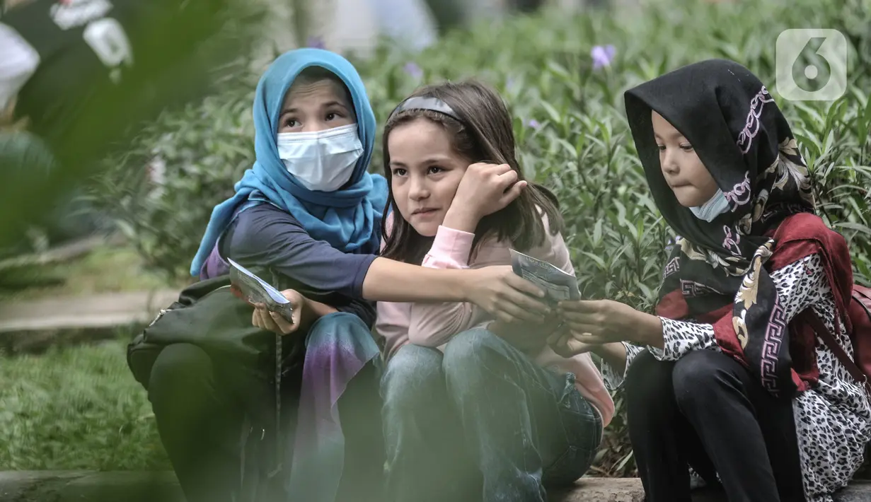 Anak-anak pencari suaka saat menggelar aksi di depan kantor UNHCR, Kebon Sirih, Jakarta, Senin (14/12/2020). Pencari suaka meminta proses perpindahan ke negara tujuan dipercepat setelah adanya tiga orang pengungsi yang bunuh diri dalam dua minggu terakhir karena depresi. (merdeka.com/Iqbal Nugroho)