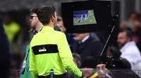 Manajer Arsenal, Arsene Wenger, mendukung penggunaan teknologi virtual assitance referee (VAR) di Premier League. (AFP/Marco Bertorello)