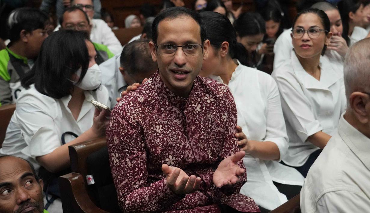Mantan Menteri Pendidikan, Kebudayaan, Riset, dan Teknologi (Mendikbudristek), Nadiem Anwar Makarim, yang juga salah satu pendiri platform pembayaran dan perusahaan transportasi daring di Indonesia, bereaksi sebelum dimulainya sidang pembacaan tuntutan di Pengadilan Tindak Pidana Korupsi Jakarta, Rabu 13 Mei 2026. (AP Photo/Tatan Syuflana)
