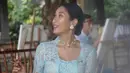 Belajar melukis saat memakai kebaya klasik berwarna biru juga bisa ditiru. Wanita yang kini menetap di Bali ini terlihat begitu anggun dengan kebaya serta kalung dan anting yang digunakan. (Liputan6.com/IG/@happysalma)