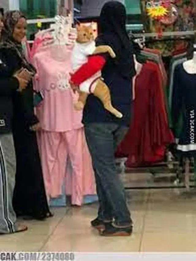10 Kelakuan Nyeleneh Ibu-Ibu di Tempat Umum Ini Cuek Banget, Kocak