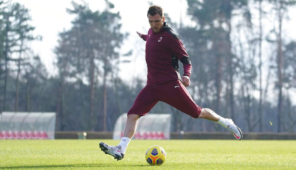 Striker baru AC Milan, Mario Mandzukic, melepaskan tendangan saat melakukan latihan perdana di Pusat Latihan AC Milan, Selasa (19/1/2021). Kehadiran Striker veteran asal Kroasia ini akan menambah ketajaman lini depan AC Milan. (Spada/LaPresse via AP)
