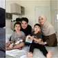 Momen Alvin Faiz dan Henny Rahman jenguk Yusuf yang dirawat di rumah sakit. (Sumber: Instagram/alvin_411)