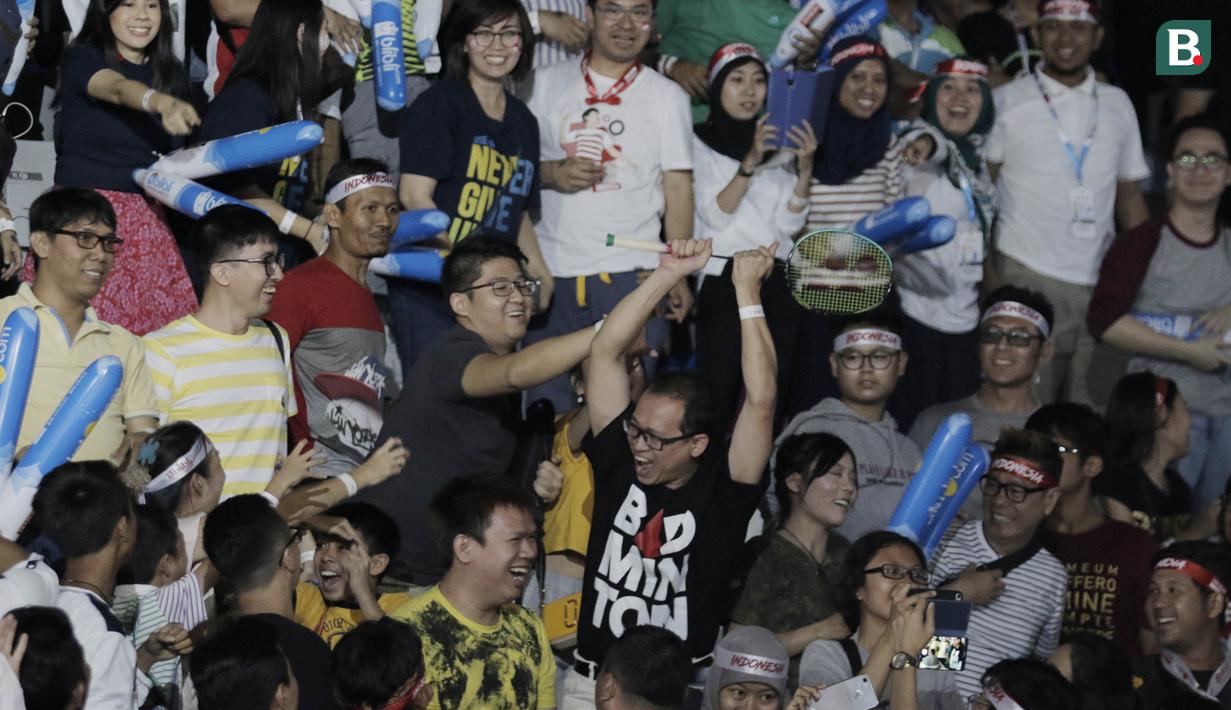 Seorang fans mendapatkan raket milik Kevin Sanjaya usai menjuarai Blilbli Indonesia Open 2018 di Istora Senayan, Minggu, (8/7/2018). Indonesia memborong dua gelar melalui Kevin/Marcus dan Tontowi Ahmad/Liliyana Natsir. (Bola.com/M Iqbal Ichsan)