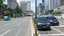 Sejumlah kendaraan melintas disamping proyek pembangunan MRT fase dua di Jalan MH Thamrin, Jakarta, Senin (22/3/2021). Dishub DKI Jakarta akan memberlakukan rekayasa lalu lintas di sekitaran pembangunan jalur MRT fase dua yang dimulai pada hari ini. (Liputan6.com/Faizal Fanani)
