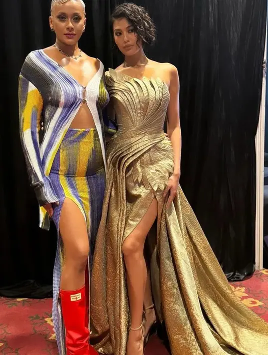 Ada juga Miss Universe Philippine, Michelle Dee yang terlihat elegan dengan drapery dress warna keemasan.[@kimmyjayanti]