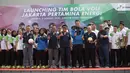 Tim bola voli putra dan putri Jakarta Pertamina Energi serta pejabat Pertamina berfoto bersama saat launching di Kantor Pusat Pertamina, Jakarta, Jumat (5/1). (Liputan6.com/Arya Manggala)