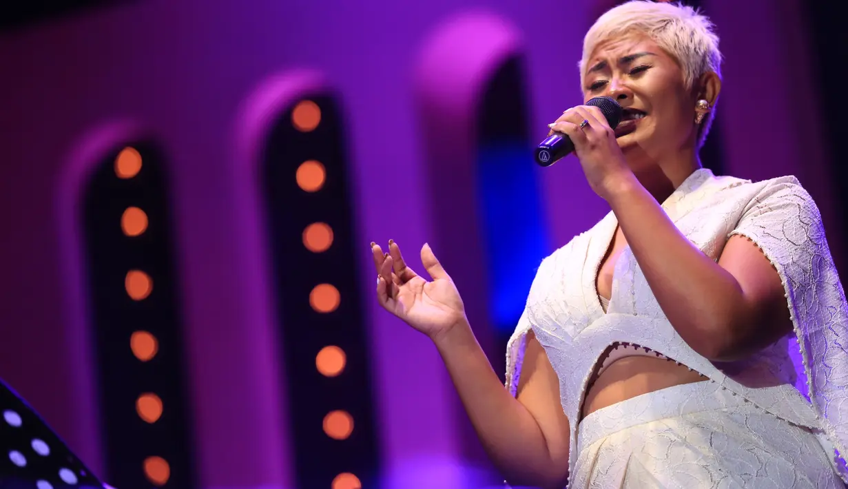 Hari pertama JJF, Jumat 3 Februari sejak sore ribuan penggemar musik jazz terus berdatangan. Hingga malam, suasana makin ramai. Beberapa penyanyi ikut meramaikan acara musik JJF ke-13 itu. (Adrian Putra/Bintang.com)