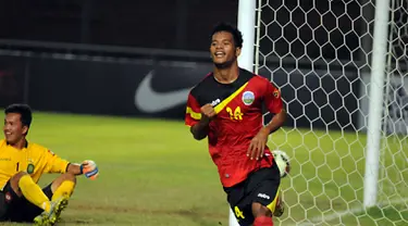 Penyerang timnas Timor Leste U-23, Rufino Walter Gama melakukan selebrasi usai menjebol gawang Brunei Darussalam di kualifikasi grup H Piala Asia 2016 di Stadion GBK Jakarta, Selasa (31/3/2015). Timor Leste unggul 3-0. (Liputan6.com/Helmi Fithriansyah)