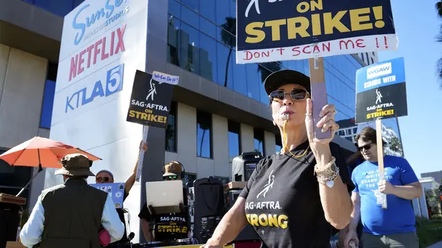 Demo aktor Hollywood yang tergabung dalam SAG-AFTRA. (AP Photo/Chris Pizzello)