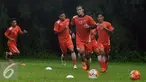 Pemain Persija Gunawan Dwi Cahyo (depan) berlari saat latihan di NYTC Sawangan, Depok (24/2/2016). Latihan ini persiapan Persija mengarungi turnamen Piala Bhayangkara dan Indonesia Super Competition (ISC) 2016. (Liputan6.com/Helmi Fithriansyah)