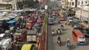 Suasana arus lalu lintas di depan Pasar Tumpah di Cikarang, Jawa Barat, Jumat (1/7). Keberadaan Pasar Tumpah Cikarang menjadi salah satu penyebab kemacetan di Jalur Pantura. (Liputan6.com/Gempur M Surya)