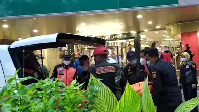 Pengunjung Tunjunga Plaza diduga bunuh diri dengan lompat dari lantai empat. (Dian Kurniawan/Liputan6.com)