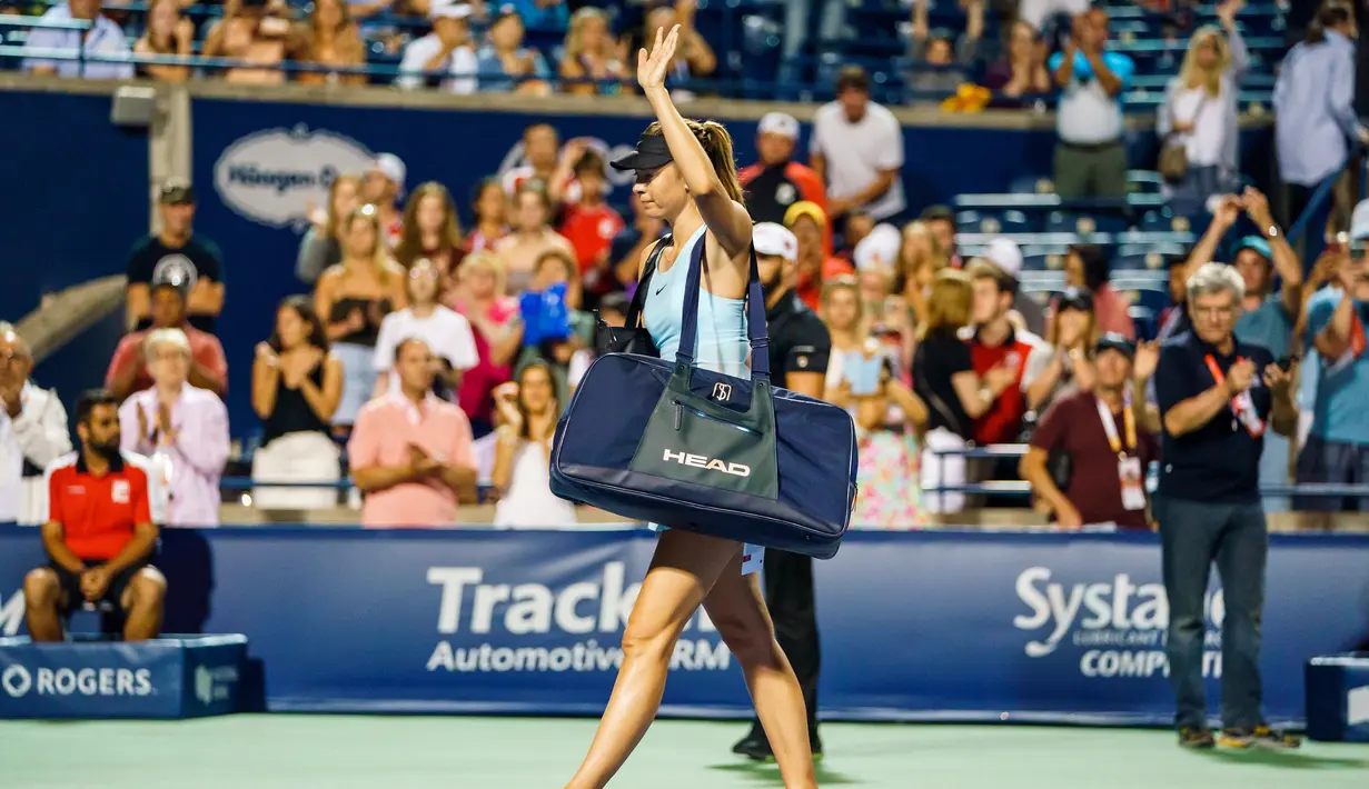 Maria Sharapova melambaikan tangan ke arah penonton usai dikalahkan Anett Kontaveit dalam putaran pertama turnamen tenis putri Piala Rogers di Toronto, Kanada, Senin (5/8/2019). Anett menaklukkan Sharapova dengan skor 4-6, 6-3, dan 6-4. (Mark Blinch/The Canadian Press via AP)